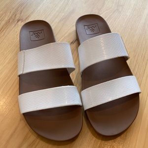 Reef tan and white slides